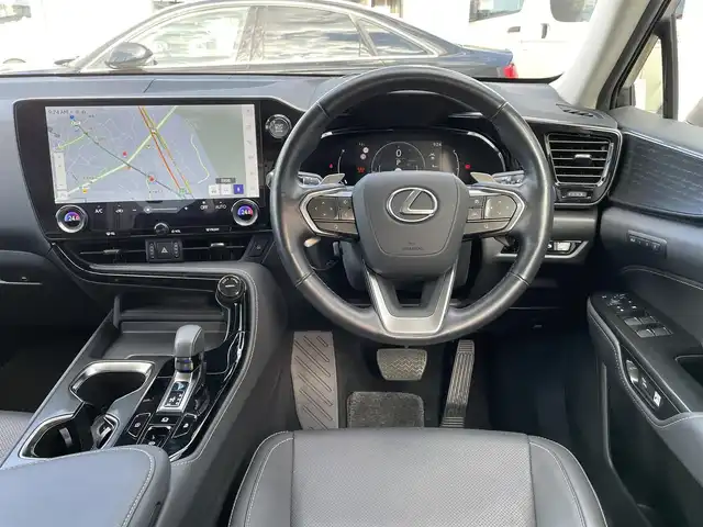 レクサス ＮＸ 250 バージョンL 神奈川県 2023(令5)年 3.6万km ソニッククォーツ 純正14インチディスプレイオーディオ/　（ナビ機能・Bleuttoh・ミラキャス）/フルセグTV/パノラマルーフ/パノラミックビューモニター/黒革シート/前席・後席シートヒーター/前席エアシート/ステアリングヒーター/デジタルインナーミラー/Lexus Safety System +/LEDヘッドライト/LEDフォグライト/ヘッドアップディスプレイ/AC100V100W/ビルトインETC2.0/スマートキー×2/カードキー×1/保証書/取扱説明書