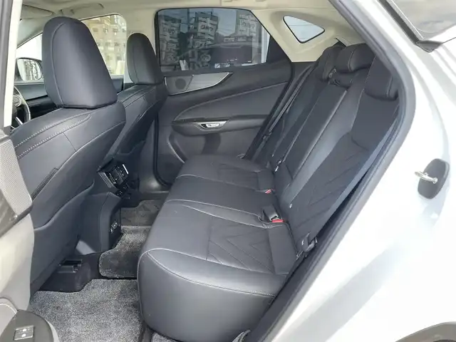 レクサス ＮＸ 250 バージョンL 神奈川県 2023(令5)年 3.6万km ソニッククォーツ 純正14インチディスプレイオーディオ/　（ナビ機能・Bleuttoh・ミラキャス）/フルセグTV/パノラマルーフ/パノラミックビューモニター/黒革シート/前席・後席シートヒーター/前席エアシート/ステアリングヒーター/デジタルインナーミラー/Lexus Safety System +/LEDヘッドライト/LEDフォグライト/ヘッドアップディスプレイ/AC100V100W/ビルトインETC2.0/スマートキー×2/カードキー×1/保証書/取扱説明書