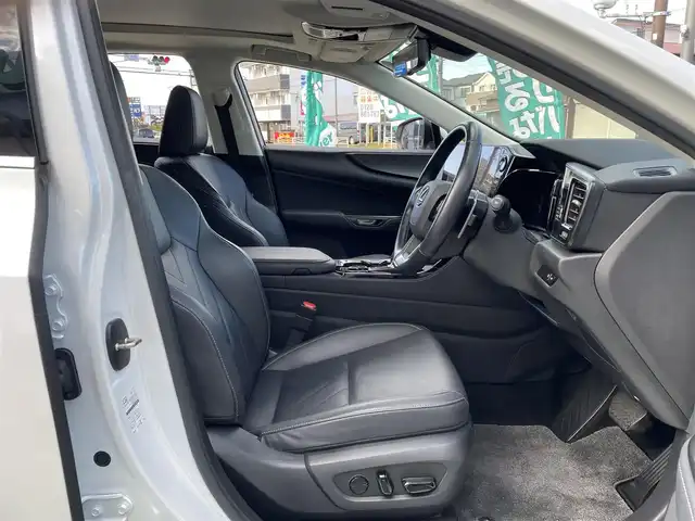 レクサス ＮＸ 250 バージョンL 神奈川県 2023(令5)年 3.6万km ソニッククォーツ 純正14インチディスプレイオーディオ/　（ナビ機能・Bleuttoh・ミラキャス）/フルセグTV/パノラマルーフ/パノラミックビューモニター/黒革シート/前席・後席シートヒーター/前席エアシート/ステアリングヒーター/デジタルインナーミラー/Lexus Safety System +/LEDヘッドライト/LEDフォグライト/ヘッドアップディスプレイ/AC100V100W/ビルトインETC2.0/スマートキー×2/カードキー×1/保証書/取扱説明書