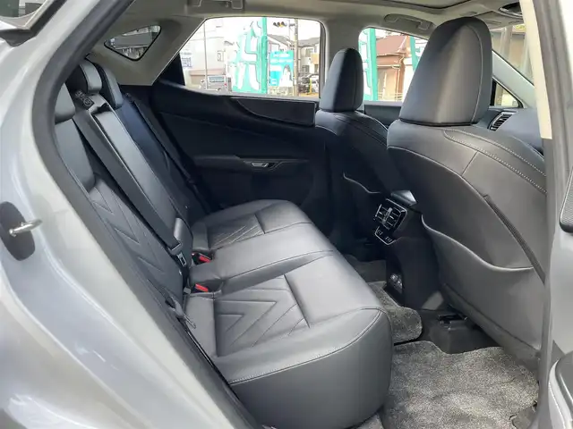 レクサス ＮＸ 250 バージョンL 神奈川県 2023(令5)年 3.6万km ソニッククォーツ 純正14インチディスプレイオーディオ/　（ナビ機能・Bleuttoh・ミラキャス）/フルセグTV/パノラマルーフ/パノラミックビューモニター/黒革シート/前席・後席シートヒーター/前席エアシート/ステアリングヒーター/デジタルインナーミラー/Lexus Safety System +/LEDヘッドライト/LEDフォグライト/ヘッドアップディスプレイ/AC100V100W/ビルトインETC2.0/スマートキー×2/カードキー×1/保証書/取扱説明書