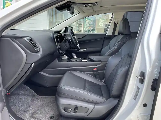 レクサス ＮＸ 250 バージョンL 神奈川県 2023(令5)年 3.6万km ソニッククォーツ 純正14インチディスプレイオーディオ/　（ナビ機能・Bleuttoh・ミラキャス）/フルセグTV/パノラマルーフ/パノラミックビューモニター/黒革シート/前席・後席シートヒーター/前席エアシート/ステアリングヒーター/デジタルインナーミラー/Lexus Safety System +/LEDヘッドライト/LEDフォグライト/ヘッドアップディスプレイ/AC100V100W/ビルトインETC2.0/スマートキー×2/カードキー×1/保証書/取扱説明書