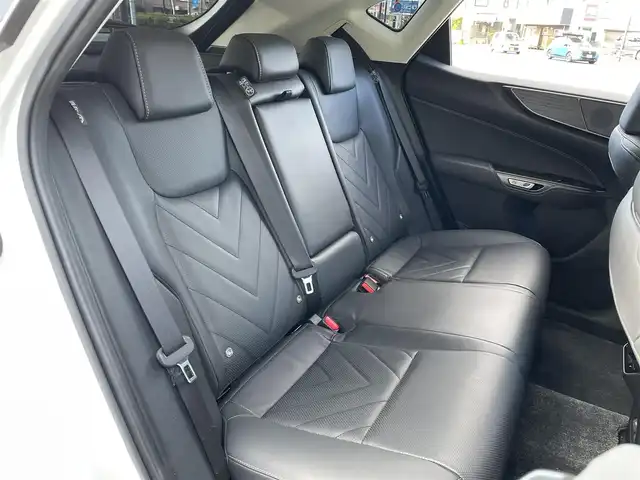 レクサス ＮＸ 250 バージョンL 神奈川県 2023(令5)年 3.6万km ソニッククォーツ 純正14インチディスプレイオーディオ/　（ナビ機能・Bleuttoh・ミラキャス）/フルセグTV/パノラマルーフ/パノラミックビューモニター/黒革シート/前席・後席シートヒーター/前席エアシート/ステアリングヒーター/デジタルインナーミラー/Lexus Safety System +/LEDヘッドライト/LEDフォグライト/ヘッドアップディスプレイ/AC100V100W/ビルトインETC2.0/スマートキー×2/カードキー×1/保証書/取扱説明書