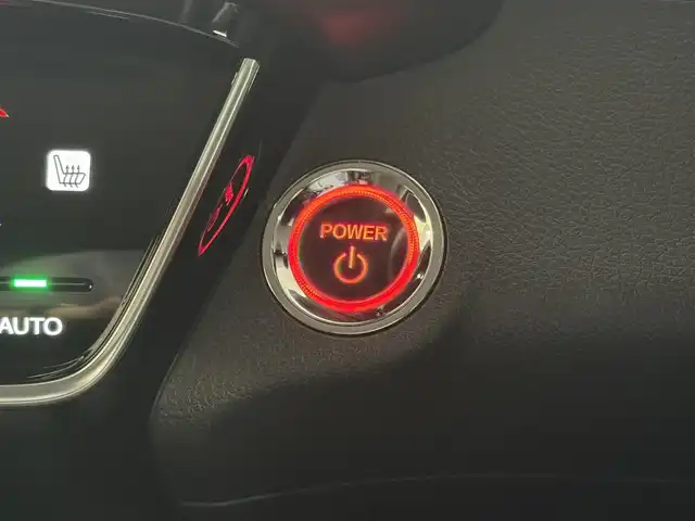 ホンダ ヴェゼル ハイブリッド Z ホンダセンシング 三重県 2019(令1)年 2.7万km プレミアムクリスタルレッドM ハイブリッド/FF/i-DCD（MTモード付フロア7DCT）/純正17inAWあり/純正 8インチナビ VXM-184VFi/（CD/DVD/RADIO/TV/SD/MusicRack/USB/iPod/Bluetooth/HDMI/AppleCarPlay）/バックカメラ/ビルトイン ETC/Honda SENSING/・衝突軽減ブレーキ［CMBS］/・車線維持支援システム［LKAS］/・アダプティブクルーズコントロール［ACC］/・路外逸脱抑制機能/・標識認識機能/・先行車発進お知らせ機能/・リアクティブフォースペダル［RFP］/装備/・ハーフレザーシート/・シートヒーター（D/N）/・左右独立オートエアコン/・雨滴検知オートワイパー/・パドルシフト/・電子パーキングブレーキ/・オートブレーキホールド/・自動防眩ルームミラー/・ステアリングスイッチ/・保/取/・スマートキーx2