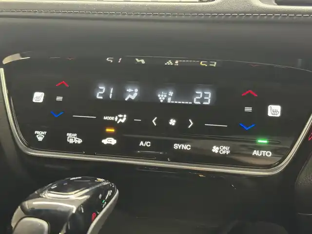 ホンダ ヴェゼル ハイブリッド Z ホンダセンシング 三重県 2019(令1)年 2.7万km プレミアムクリスタルレッドM ハイブリッド/FF/i-DCD（MTモード付フロア7DCT）/純正17inAWあり/純正 8インチナビ VXM-184VFi/（CD/DVD/RADIO/TV/SD/MusicRack/USB/iPod/Bluetooth/HDMI/AppleCarPlay）/バックカメラ/ビルトイン ETC/Honda SENSING/・衝突軽減ブレーキ［CMBS］/・車線維持支援システム［LKAS］/・アダプティブクルーズコントロール［ACC］/・路外逸脱抑制機能/・標識認識機能/・先行車発進お知らせ機能/・リアクティブフォースペダル［RFP］/装備/・ハーフレザーシート/・シートヒーター（D/N）/・左右独立オートエアコン/・雨滴検知オートワイパー/・パドルシフト/・電子パーキングブレーキ/・オートブレーキホールド/・自動防眩ルームミラー/・ステアリングスイッチ/・保/取/・スマートキーx2