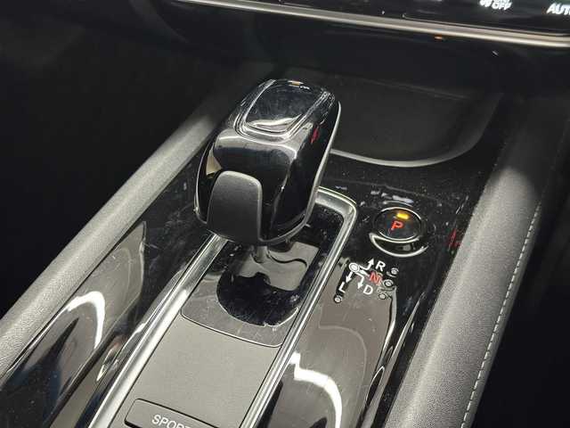 ホンダ ヴェゼル ハイブリッド Z ホンダセンシング 三重県 2019(令1)年 2.7万km プレミアムクリスタルレッドM ハイブリッド/FF/i-DCD（MTモード付フロア7DCT）/純正17inAWあり/純正 8インチナビ VXM-184VFi/（CD/DVD/RADIO/TV/SD/MusicRack/USB/iPod/Bluetooth/HDMI/AppleCarPlay）/バックカメラ/ビルトイン ETC/Honda SENSING/・衝突軽減ブレーキ［CMBS］/・車線維持支援システム［LKAS］/・アダプティブクルーズコントロール［ACC］/・路外逸脱抑制機能/・標識認識機能/・先行車発進お知らせ機能/・リアクティブフォースペダル［RFP］/装備/・ハーフレザーシート/・シートヒーター（D/N）/・左右独立オートエアコン/・雨滴検知オートワイパー/・パドルシフト/・電子パーキングブレーキ/・オートブレーキホールド/・自動防眩ルームミラー/・ステアリングスイッチ/・保/取/・スマートキーx2