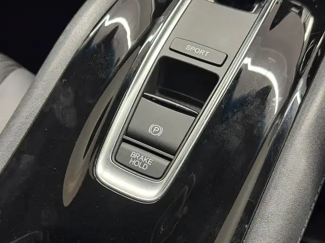 ホンダ ヴェゼル ハイブリッド Z ホンダセンシング 三重県 2019(令1)年 2.7万km プレミアムクリスタルレッドM ハイブリッド/FF/i-DCD（MTモード付フロア7DCT）/純正17inAWあり/純正 8インチナビ VXM-184VFi/（CD/DVD/RADIO/TV/SD/MusicRack/USB/iPod/Bluetooth/HDMI/AppleCarPlay）/バックカメラ/ビルトイン ETC/Honda SENSING/・衝突軽減ブレーキ［CMBS］/・車線維持支援システム［LKAS］/・アダプティブクルーズコントロール［ACC］/・路外逸脱抑制機能/・標識認識機能/・先行車発進お知らせ機能/・リアクティブフォースペダル［RFP］/装備/・ハーフレザーシート/・シートヒーター（D/N）/・左右独立オートエアコン/・雨滴検知オートワイパー/・パドルシフト/・電子パーキングブレーキ/・オートブレーキホールド/・自動防眩ルームミラー/・ステアリングスイッチ/・保/取/・スマートキーx2