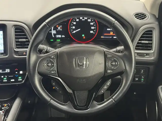 ホンダ ヴェゼル ハイブリッド Z ホンダセンシング 三重県 2019(令1)年 2.7万km プレミアムクリスタルレッドM ハイブリッド/FF/i-DCD（MTモード付フロア7DCT）/純正17inAWあり/純正 8インチナビ VXM-184VFi/（CD/DVD/RADIO/TV/SD/MusicRack/USB/iPod/Bluetooth/HDMI/AppleCarPlay）/バックカメラ/ビルトイン ETC/Honda SENSING/・衝突軽減ブレーキ［CMBS］/・車線維持支援システム［LKAS］/・アダプティブクルーズコントロール［ACC］/・路外逸脱抑制機能/・標識認識機能/・先行車発進お知らせ機能/・リアクティブフォースペダル［RFP］/装備/・ハーフレザーシート/・シートヒーター（D/N）/・左右独立オートエアコン/・雨滴検知オートワイパー/・パドルシフト/・電子パーキングブレーキ/・オートブレーキホールド/・自動防眩ルームミラー/・ステアリングスイッチ/・保/取/・スマートキーx2