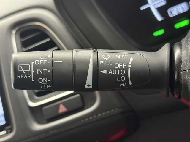 ホンダ ヴェゼル ハイブリッド Z ホンダセンシング 三重県 2019(令1)年 2.7万km プレミアムクリスタルレッドM ハイブリッド/FF/i-DCD（MTモード付フロア7DCT）/純正17inAWあり/純正 8インチナビ VXM-184VFi/（CD/DVD/RADIO/TV/SD/MusicRack/USB/iPod/Bluetooth/HDMI/AppleCarPlay）/バックカメラ/ビルトイン ETC/Honda SENSING/・衝突軽減ブレーキ［CMBS］/・車線維持支援システム［LKAS］/・アダプティブクルーズコントロール［ACC］/・路外逸脱抑制機能/・標識認識機能/・先行車発進お知らせ機能/・リアクティブフォースペダル［RFP］/装備/・ハーフレザーシート/・シートヒーター（D/N）/・左右独立オートエアコン/・雨滴検知オートワイパー/・パドルシフト/・電子パーキングブレーキ/・オートブレーキホールド/・自動防眩ルームミラー/・ステアリングスイッチ/・保/取/・スマートキーx2