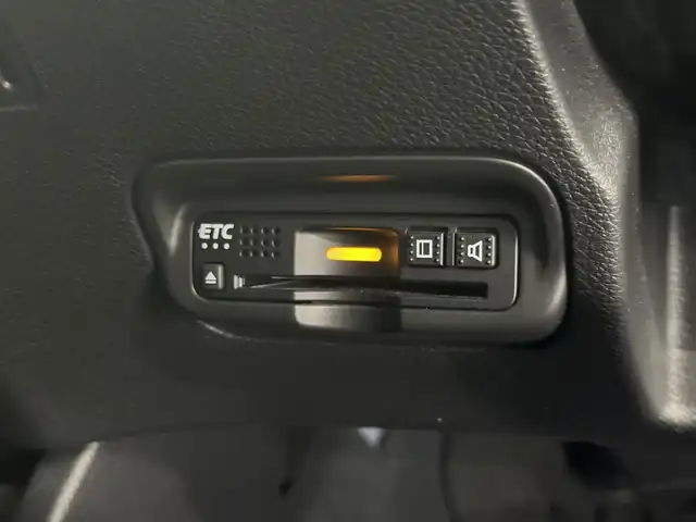 ホンダ ヴェゼル ハイブリッド Z ホンダセンシング 三重県 2019(令1)年 2.7万km プレミアムクリスタルレッドM ハイブリッド/FF/i-DCD（MTモード付フロア7DCT）/純正17inAWあり/純正 8インチナビ VXM-184VFi/（CD/DVD/RADIO/TV/SD/MusicRack/USB/iPod/Bluetooth/HDMI/AppleCarPlay）/バックカメラ/ビルトイン ETC/Honda SENSING/・衝突軽減ブレーキ［CMBS］/・車線維持支援システム［LKAS］/・アダプティブクルーズコントロール［ACC］/・路外逸脱抑制機能/・標識認識機能/・先行車発進お知らせ機能/・リアクティブフォースペダル［RFP］/装備/・ハーフレザーシート/・シートヒーター（D/N）/・左右独立オートエアコン/・雨滴検知オートワイパー/・パドルシフト/・電子パーキングブレーキ/・オートブレーキホールド/・自動防眩ルームミラー/・ステアリングスイッチ/・保/取/・スマートキーx2