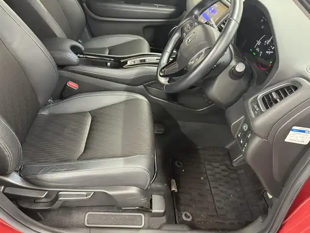 ホンダ ヴェゼル ハイブリッド Z ホンダセンシング 三重県 2019(令1)年 2.7万km プレミアムクリスタルレッドM ハイブリッド/FF/i-DCD（MTモード付フロア7DCT）/純正17inAWあり/純正 8インチナビ VXM-184VFi/（CD/DVD/RADIO/TV/SD/MusicRack/USB/iPod/Bluetooth/HDMI/AppleCarPlay）/バックカメラ/ビルトイン ETC/Honda SENSING/・衝突軽減ブレーキ［CMBS］/・車線維持支援システム［LKAS］/・アダプティブクルーズコントロール［ACC］/・路外逸脱抑制機能/・標識認識機能/・先行車発進お知らせ機能/・リアクティブフォースペダル［RFP］/装備/・ハーフレザーシート/・シートヒーター（D/N）/・左右独立オートエアコン/・雨滴検知オートワイパー/・パドルシフト/・電子パーキングブレーキ/・オートブレーキホールド/・自動防眩ルームミラー/・ステアリングスイッチ/・保/取/・スマートキーx2