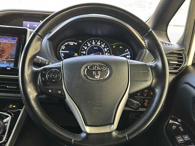 トヨタ ヴォクシー ハイブリッド ZS 煌Ⅱ 福島県 2020(令2)年 8.1万km ホワイトパールクリスタルシャイン 登録時走行距離　　80714ｋｍ/ワンオーナー/純正SDナビ/(AM/FM/CD/DVD/BT/フルセグTV)/プッシュスタート/電動格納ミラー/パワースライドドア/レーンディパーチャーアラート/オートライト/オートマチックハイビーム/純正フォグランプ/純正AW/寒冷地仕様/コーナーセンサー/クルコン/センターコンソール/サイドバイザー/純正マット/衝突軽減システム/ETC/フリップダウン/シートヒータ/2.1V充電端子/社外ドラレコ/ウィンカーミラー