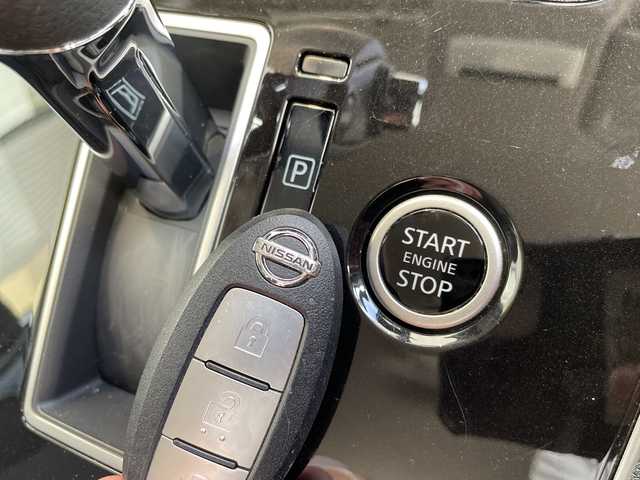 日産 セレナ X 三重県 2022(令4)年 6.4万km ブリリアントシルバー 社外SDナビ（AVIC-RZ403）/DVD/CD/Bluetooth/衝突軽減ブレーキ/ブラインドスポットモニター/片側電動スライドドア/バックカメラ/コーナーセンサー/ETC/ステアリングスイッチ/スマートキー/プッシュスタート