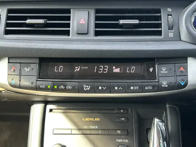 レクサス ＣＴ 200h 群馬県 2012(平24)年 14.1万km ブラックオパールマイカ 純正HDDナビ/（CD/DVD/USB/Bluetooth）/フルセグテレビ/バックカメラ/シートヒーター/パドルシフト/ステアリングリモコン/LEDヘッドランプ/社外フロアマット/純正ドアバイザー/ETC/保証書・取説・スペアキー