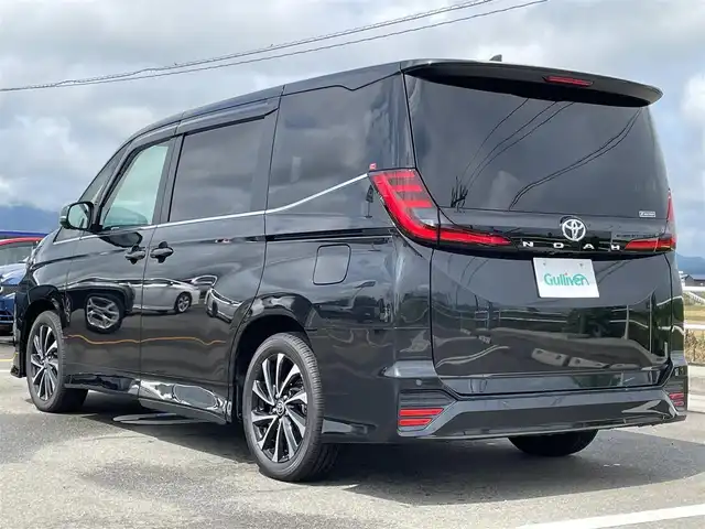 トヨタ ノア S－Z 佐賀県 2025(令7)年 0.1千km グリッターブラックガラスフレーク 登録時走行距離33Km/純正10.5インチディスプレイオーディオ(ナビ機能付)/・フルセグTV/CD/DVD/USB/HDMI/Bluetooth/純正フリップダウンモニター/パノラミックビューモニター/前後ドライブレコーダー機能付デジタルインナーミラー/ビルトインETC2.0/アドバンストパーク/TVキャンセラー/両側パワースライドドア/電子パーキングブレーキ/AUTO HOLD機能/後席エアコン/ハーフレザーシート/DN席シートヒーター/キャプテンシート/後席サンシェード/ISOFIX対応/革巻きステアリング/ステアリングリモコン/純正17インチアルミホイール/純正三眼LEDヘッドライト/・オートマチックハイビーム/純正LEDフォグランプ/純正フロアマット/純正ドアバイザ―/取扱説明書/スペアキー１本/トヨタセーフティセンス/・レーダークルーズコントロール/・レーンディパーチャーアラート/・ブラインドスポットモニター/・プリクラッシュセーフティ/・プロアクティブドライビングアシスト/・クリアランスソナー/・フロント/リヤクロストラフィックアラート/・安心降車アシスト