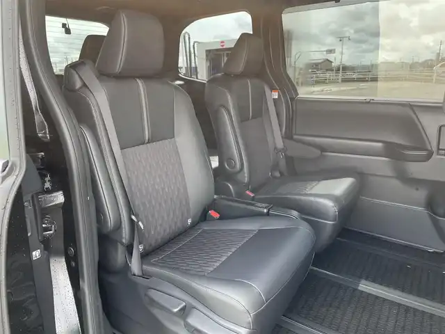 トヨタ ノア S－Z 佐賀県 2025(令7)年 0.1千km グリッターブラックガラスフレーク 登録時走行距離33Km/純正10.5インチディスプレイオーディオ(ナビ機能付)/・フルセグTV/CD/DVD/USB/HDMI/Bluetooth/純正フリップダウンモニター/パノラミックビューモニター/前後ドライブレコーダー機能付デジタルインナーミラー/ビルトインETC2.0/アドバンストパーク/TVキャンセラー/両側パワースライドドア/電子パーキングブレーキ/AUTO HOLD機能/後席エアコン/ハーフレザーシート/DN席シートヒーター/キャプテンシート/後席サンシェード/ISOFIX対応/革巻きステアリング/ステアリングリモコン/純正17インチアルミホイール/純正三眼LEDヘッドライト/・オートマチックハイビーム/純正LEDフォグランプ/純正フロアマット/純正ドアバイザ―/取扱説明書/スペアキー１本/トヨタセーフティセンス/・レーダークルーズコントロール/・レーンディパーチャーアラート/・ブラインドスポットモニター/・プリクラッシュセーフティ/・プロアクティブドライビングアシスト/・クリアランスソナー/・フロント/リヤクロストラフィックアラート/・安心降車アシスト
