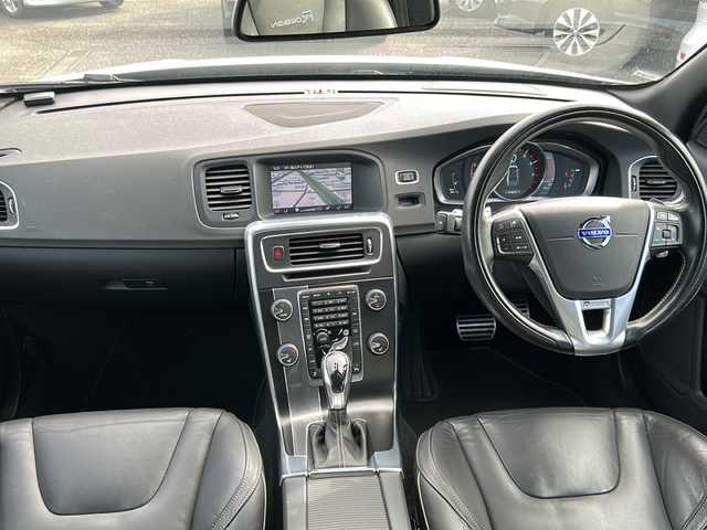ボルボ Ｓ６０ T4 Rデザイン 富山県 2015(平27)年 8.2万km 白 スマートキー×２/メーカーオプションHDDナビ/DVD/BT/デジタルTV/AUX/USB/ETC/バックカメラ/衝突安全ブレーキ/レーダークルコン/レーンキープアシスト/プッシュスタート/前席シートヒーター/クリアランスソナー/ドラレコ(DRY-AS370WG)/電格ウィンカーミラー/オートライト/HIDヘッドライト/フォグ/革巻きステアリング/パドルシフト/8エアバッグ/リアスポイラー/純正１７インチAW/保証書・取説・ナビ取説/社外AW付きノーマルタイヤ車載(235/40R18)