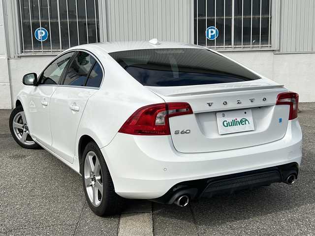 ボルボ Ｓ６０ T4 Rデザイン 富山県 2015(平27)年 8.2万km 白 スマートキー×２/メーカーオプションHDDナビ/DVD/BT/デジタルTV/AUX/USB/ETC/バックカメラ/衝突安全ブレーキ/レーダークルコン/レーンキープアシスト/プッシュスタート/前席シートヒーター/クリアランスソナー/ドラレコ(DRY-AS370WG)/電格ウィンカーミラー/オートライト/HIDヘッドライト/フォグ/革巻きステアリング/パドルシフト/8エアバッグ/リアスポイラー/純正１７インチAW/保証書・取説・ナビ取説/社外AW付きノーマルタイヤ車載(235/40R18)