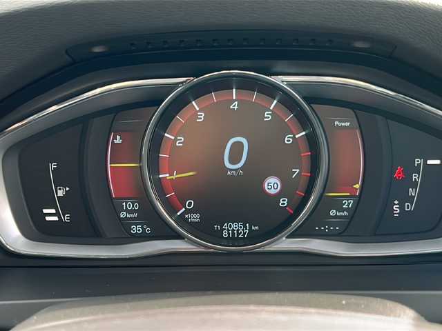 ボルボ Ｓ６０ T4 Rデザイン 富山県 2015(平27)年 8.2万km 白 スマートキー×２/メーカーオプションHDDナビ/DVD/BT/デジタルTV/AUX/USB/ETC/バックカメラ/衝突安全ブレーキ/レーダークルコン/レーンキープアシスト/プッシュスタート/前席シートヒーター/クリアランスソナー/ドラレコ(DRY-AS370WG)/電格ウィンカーミラー/オートライト/HIDヘッドライト/フォグ/革巻きステアリング/パドルシフト/8エアバッグ/リアスポイラー/純正１７インチAW/保証書・取説・ナビ取説/社外AW付きノーマルタイヤ車載(235/40R18)