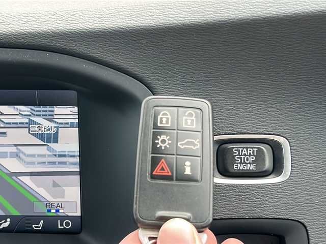 ボルボ Ｓ６０ T4 Rデザイン 富山県 2015(平27)年 8.2万km 白 スマートキー×２/メーカーオプションHDDナビ/DVD/BT/デジタルTV/AUX/USB/ETC/バックカメラ/衝突安全ブレーキ/レーダークルコン/レーンキープアシスト/プッシュスタート/前席シートヒーター/クリアランスソナー/ドラレコ(DRY-AS370WG)/電格ウィンカーミラー/オートライト/HIDヘッドライト/フォグ/革巻きステアリング/パドルシフト/8エアバッグ/リアスポイラー/純正１７インチAW/保証書・取説・ナビ取説/社外AW付きノーマルタイヤ車載(235/40R18)