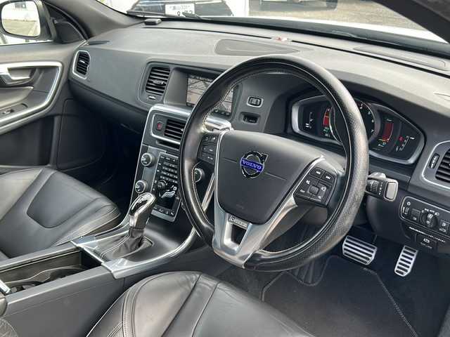 ボルボ Ｓ６０ T4 Rデザイン 富山県 2015(平27)年 8.2万km 白 スマートキー×２/メーカーオプションHDDナビ/DVD/BT/デジタルTV/AUX/USB/ETC/バックカメラ/衝突安全ブレーキ/レーダークルコン/レーンキープアシスト/プッシュスタート/前席シートヒーター/クリアランスソナー/ドラレコ(DRY-AS370WG)/電格ウィンカーミラー/オートライト/HIDヘッドライト/フォグ/革巻きステアリング/パドルシフト/8エアバッグ/リアスポイラー/純正１７インチAW/保証書・取説・ナビ取説/社外AW付きノーマルタイヤ車載(235/40R18)