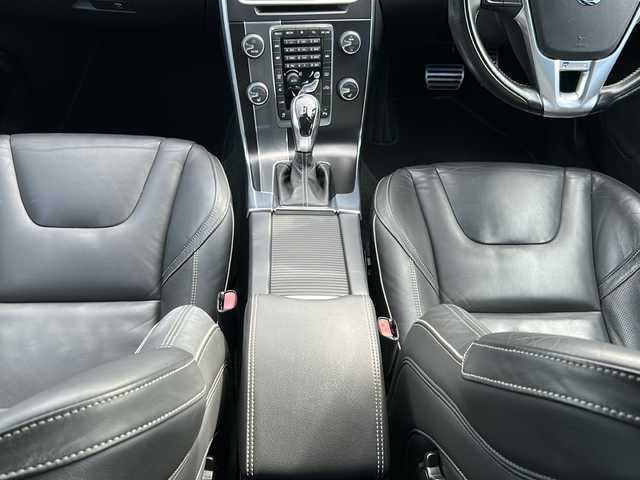 ボルボ Ｓ６０ T4 Rデザイン 富山県 2015(平27)年 8.2万km 白 スマートキー×２/メーカーオプションHDDナビ/DVD/BT/デジタルTV/AUX/USB/ETC/バックカメラ/衝突安全ブレーキ/レーダークルコン/レーンキープアシスト/プッシュスタート/前席シートヒーター/クリアランスソナー/ドラレコ(DRY-AS370WG)/電格ウィンカーミラー/オートライト/HIDヘッドライト/フォグ/革巻きステアリング/パドルシフト/8エアバッグ/リアスポイラー/純正１７インチAW/保証書・取説・ナビ取説/社外AW付きノーマルタイヤ車載(235/40R18)