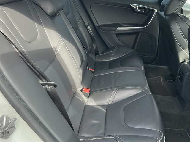 ボルボ Ｓ６０ T4 Rデザイン 富山県 2015(平27)年 8.2万km 白 スマートキー×２/メーカーオプションHDDナビ/DVD/BT/デジタルTV/AUX/USB/ETC/バックカメラ/衝突安全ブレーキ/レーダークルコン/レーンキープアシスト/プッシュスタート/前席シートヒーター/クリアランスソナー/ドラレコ(DRY-AS370WG)/電格ウィンカーミラー/オートライト/HIDヘッドライト/フォグ/革巻きステアリング/パドルシフト/8エアバッグ/リアスポイラー/純正１７インチAW/保証書・取説・ナビ取説/社外AW付きノーマルタイヤ車載(235/40R18)