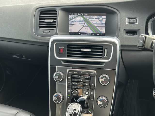 ボルボ Ｓ６０ T4 Rデザイン 富山県 2015(平27)年 8.2万km 白 スマートキー×２/メーカーオプションHDDナビ/DVD/BT/デジタルTV/AUX/USB/ETC/バックカメラ/衝突安全ブレーキ/レーダークルコン/レーンキープアシスト/プッシュスタート/前席シートヒーター/クリアランスソナー/ドラレコ(DRY-AS370WG)/電格ウィンカーミラー/オートライト/HIDヘッドライト/フォグ/革巻きステアリング/パドルシフト/8エアバッグ/リアスポイラー/純正１７インチAW/保証書・取説・ナビ取説/社外AW付きノーマルタイヤ車載(235/40R18)