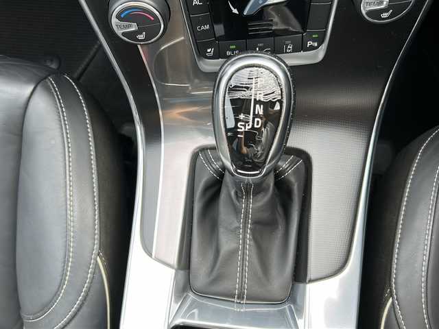 ボルボ Ｓ６０ T4 Rデザイン 富山県 2015(平27)年 8.2万km 白 スマートキー×２/メーカーオプションHDDナビ/DVD/BT/デジタルTV/AUX/USB/ETC/バックカメラ/衝突安全ブレーキ/レーダークルコン/レーンキープアシスト/プッシュスタート/前席シートヒーター/クリアランスソナー/ドラレコ(DRY-AS370WG)/電格ウィンカーミラー/オートライト/HIDヘッドライト/フォグ/革巻きステアリング/パドルシフト/8エアバッグ/リアスポイラー/純正１７インチAW/保証書・取説・ナビ取説/社外AW付きノーマルタイヤ車載(235/40R18)