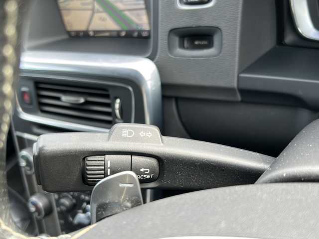 ボルボ Ｓ６０ T4 Rデザイン 富山県 2015(平27)年 8.2万km 白 スマートキー×２/メーカーオプションHDDナビ/DVD/BT/デジタルTV/AUX/USB/ETC/バックカメラ/衝突安全ブレーキ/レーダークルコン/レーンキープアシスト/プッシュスタート/前席シートヒーター/クリアランスソナー/ドラレコ(DRY-AS370WG)/電格ウィンカーミラー/オートライト/HIDヘッドライト/フォグ/革巻きステアリング/パドルシフト/8エアバッグ/リアスポイラー/純正１７インチAW/保証書・取説・ナビ取説/社外AW付きノーマルタイヤ車載(235/40R18)
