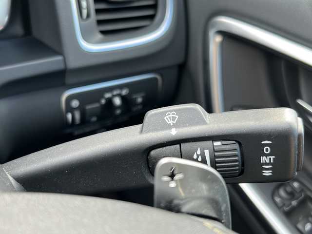 ボルボ Ｓ６０ T4 Rデザイン 富山県 2015(平27)年 8.2万km 白 スマートキー×２/メーカーオプションHDDナビ/DVD/BT/デジタルTV/AUX/USB/ETC/バックカメラ/衝突安全ブレーキ/レーダークルコン/レーンキープアシスト/プッシュスタート/前席シートヒーター/クリアランスソナー/ドラレコ(DRY-AS370WG)/電格ウィンカーミラー/オートライト/HIDヘッドライト/フォグ/革巻きステアリング/パドルシフト/8エアバッグ/リアスポイラー/純正１７インチAW/保証書・取説・ナビ取説/社外AW付きノーマルタイヤ車載(235/40R18)