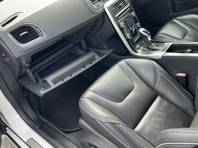 ボルボ Ｓ６０ T4 Rデザイン 富山県 2015(平27)年 8.2万km 白 スマートキー×２/メーカーオプションHDDナビ/DVD/BT/デジタルTV/AUX/USB/ETC/バックカメラ/衝突安全ブレーキ/レーダークルコン/レーンキープアシスト/プッシュスタート/前席シートヒーター/クリアランスソナー/ドラレコ(DRY-AS370WG)/電格ウィンカーミラー/オートライト/HIDヘッドライト/フォグ/革巻きステアリング/パドルシフト/8エアバッグ/リアスポイラー/純正１７インチAW/保証書・取説・ナビ取説/社外AW付きノーマルタイヤ車載(235/40R18)