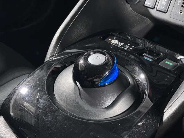 日産 リーフ X 沖縄県 2018(平30)年 3.7万km ダークメタルグレー 県外仕入れ　/禁煙車　/純正ナビ　/（フルセグＴＶ　ＣＤ　ＤＶＤ　Ｂｌｕｅｔｏｏｔｈ）/プロパイロット　/前後ドライブレコーダー　/ステアリングヒーター　/ＥＴＣ　/シートヒーター　/クリアランスソナー/ブラインドスポットモニター/e-pedal/USBポート