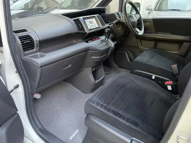 ホンダ ステップワゴン L 福岡県 2010(平22)年 12万km プレミアムホワイトパール 純正ナビ/（AM/FM/CD/DVD/USB/フルセグTV）/フリップダウンモニター/パーキングアシスト/純正フロアマット/ドライブレコーダー前（SD無し）/オートライト/フォグランプ/電格ミラー/取扱説明書/スペアキー×１