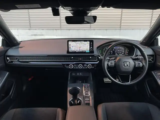 ホンダ シビック e:HEV 大阪府 2023(令5)年 0.5万km クリスタルブラックパール ワンオーナー/ホンダセンシング/・衝突軽減ブレーキシステム/・車線維持支援システム/・アダプティブクルーズコントロール/・トラフィックジャムアシスト/・オートハイビーム/・アダプティブドライビングビーム/純正ドライブレコーダー/純正9インチナビ/・Bluetooth/・フルセグTV/BOSEプレミアムサウンドシステム/バックカメラ/ブラインドスポットモニター/ビルトインETC2.0/置くだけ充電/革巻きステアリング/ステアリングスイッチ/パドルシフト/レザー×スウェードコンビシート/パワーシート（前席）/シートヒーター（前席）/純正LEDヘッドライト/フォグランプ/純正18インチアルミホイール/取扱説明書/保証書/記録簿R6.R7