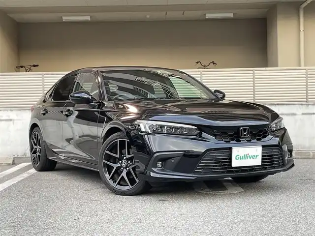 ホンダ シビック e:HEV 大阪府 2023(令5)年 0.5万km クリスタルブラックパール ワンオーナー/ホンダセンシング/・衝突軽減ブレーキシステム/・車線維持支援システム/・アダプティブクルーズコントロール/・トラフィックジャムアシスト/・オートハイビーム/・アダプティブドライビングビーム/純正ドライブレコーダー/純正9インチナビ/・Bluetooth/・フルセグTV/BOSEプレミアムサウンドシステム/バックカメラ/ブラインドスポットモニター/ビルトインETC2.0/置くだけ充電/革巻きステアリング/ステアリングスイッチ/パドルシフト/レザー×スウェードコンビシート/パワーシート（前席）/シートヒーター（前席）/純正LEDヘッドライト/フォグランプ/純正18インチアルミホイール/取扱説明書/保証書/記録簿R6.R7