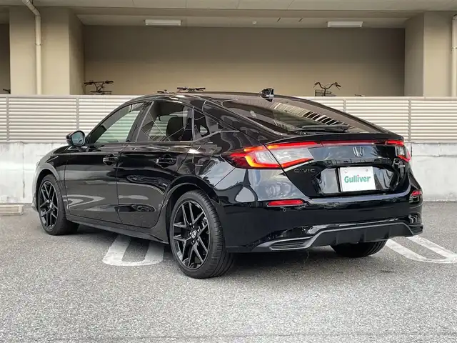 ホンダ シビック e:HEV 大阪府 2023(令5)年 0.5万km クリスタルブラックパール ワンオーナー/ホンダセンシング/・衝突軽減ブレーキシステム/・車線維持支援システム/・アダプティブクルーズコントロール/・トラフィックジャムアシスト/・オートハイビーム/・アダプティブドライビングビーム/純正ドライブレコーダー/純正9インチナビ/・Bluetooth/・フルセグTV/BOSEプレミアムサウンドシステム/バックカメラ/ブラインドスポットモニター/ビルトインETC2.0/置くだけ充電/革巻きステアリング/ステアリングスイッチ/パドルシフト/レザー×スウェードコンビシート/パワーシート（前席）/シートヒーター（前席）/純正LEDヘッドライト/フォグランプ/純正18インチアルミホイール/取扱説明書/保証書/記録簿R6.R7