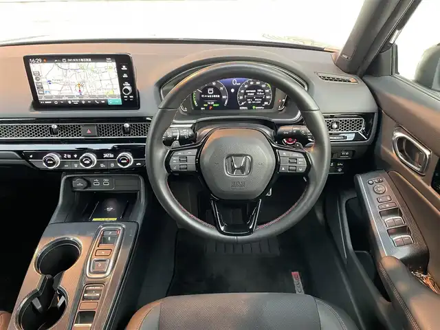 ホンダ シビック e:HEV 大阪府 2023(令5)年 0.5万km クリスタルブラックパール ワンオーナー/ホンダセンシング/・衝突軽減ブレーキシステム/・車線維持支援システム/・アダプティブクルーズコントロール/・トラフィックジャムアシスト/・オートハイビーム/・アダプティブドライビングビーム/純正ドライブレコーダー/純正9インチナビ/・Bluetooth/・フルセグTV/BOSEプレミアムサウンドシステム/バックカメラ/ブラインドスポットモニター/ビルトインETC2.0/置くだけ充電/革巻きステアリング/ステアリングスイッチ/パドルシフト/レザー×スウェードコンビシート/パワーシート（前席）/シートヒーター（前席）/純正LEDヘッドライト/フォグランプ/純正18インチアルミホイール/取扱説明書/保証書/記録簿R6.R7