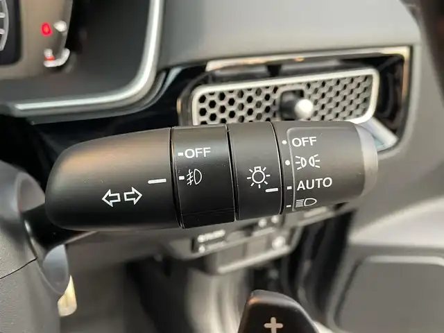 ホンダ シビック e:HEV 大阪府 2023(令5)年 0.5万km クリスタルブラックパール ワンオーナー/ホンダセンシング/・衝突軽減ブレーキシステム/・車線維持支援システム/・アダプティブクルーズコントロール/・トラフィックジャムアシスト/・オートハイビーム/・アダプティブドライビングビーム/純正ドライブレコーダー/純正9インチナビ/・Bluetooth/・フルセグTV/BOSEプレミアムサウンドシステム/バックカメラ/ブラインドスポットモニター/ビルトインETC2.0/置くだけ充電/革巻きステアリング/ステアリングスイッチ/パドルシフト/レザー×スウェードコンビシート/パワーシート（前席）/シートヒーター（前席）/純正LEDヘッドライト/フォグランプ/純正18インチアルミホイール/取扱説明書/保証書/記録簿R6.R7