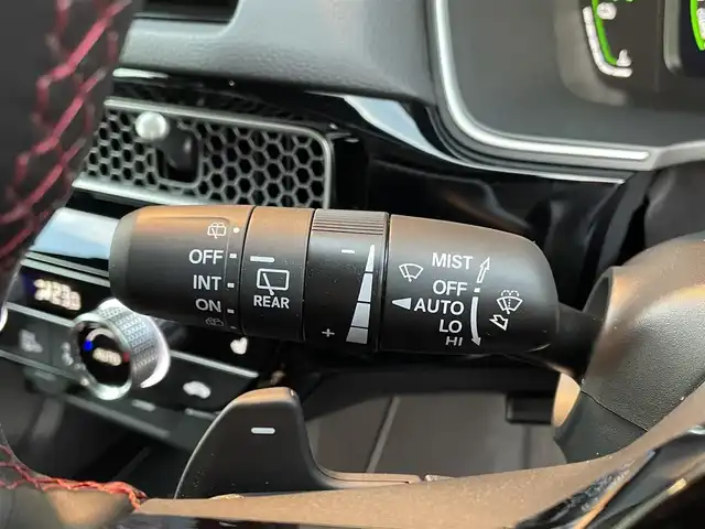 ホンダ シビック e:HEV 大阪府 2023(令5)年 0.5万km クリスタルブラックパール ワンオーナー/ホンダセンシング/・衝突軽減ブレーキシステム/・車線維持支援システム/・アダプティブクルーズコントロール/・トラフィックジャムアシスト/・オートハイビーム/・アダプティブドライビングビーム/純正ドライブレコーダー/純正9インチナビ/・Bluetooth/・フルセグTV/BOSEプレミアムサウンドシステム/バックカメラ/ブラインドスポットモニター/ビルトインETC2.0/置くだけ充電/革巻きステアリング/ステアリングスイッチ/パドルシフト/レザー×スウェードコンビシート/パワーシート（前席）/シートヒーター（前席）/純正LEDヘッドライト/フォグランプ/純正18インチアルミホイール/取扱説明書/保証書/記録簿R6.R7