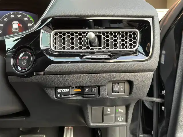 ホンダ シビック e:HEV 大阪府 2023(令5)年 0.5万km クリスタルブラックパール ワンオーナー/ホンダセンシング/・衝突軽減ブレーキシステム/・車線維持支援システム/・アダプティブクルーズコントロール/・トラフィックジャムアシスト/・オートハイビーム/・アダプティブドライビングビーム/純正ドライブレコーダー/純正9インチナビ/・Bluetooth/・フルセグTV/BOSEプレミアムサウンドシステム/バックカメラ/ブラインドスポットモニター/ビルトインETC2.0/置くだけ充電/革巻きステアリング/ステアリングスイッチ/パドルシフト/レザー×スウェードコンビシート/パワーシート（前席）/シートヒーター（前席）/純正LEDヘッドライト/フォグランプ/純正18インチアルミホイール/取扱説明書/保証書/記録簿R6.R7