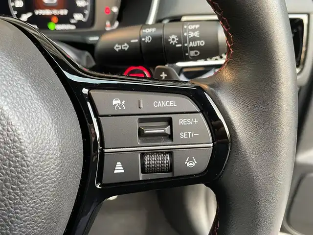 ホンダ シビック e:HEV 大阪府 2023(令5)年 0.5万km クリスタルブラックパール ワンオーナー/ホンダセンシング/・衝突軽減ブレーキシステム/・車線維持支援システム/・アダプティブクルーズコントロール/・トラフィックジャムアシスト/・オートハイビーム/・アダプティブドライビングビーム/純正ドライブレコーダー/純正9インチナビ/・Bluetooth/・フルセグTV/BOSEプレミアムサウンドシステム/バックカメラ/ブラインドスポットモニター/ビルトインETC2.0/置くだけ充電/革巻きステアリング/ステアリングスイッチ/パドルシフト/レザー×スウェードコンビシート/パワーシート（前席）/シートヒーター（前席）/純正LEDヘッドライト/フォグランプ/純正18インチアルミホイール/取扱説明書/保証書/記録簿R6.R7