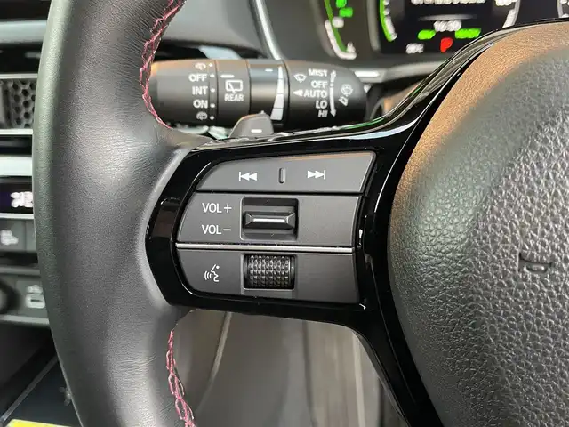ホンダ シビック e:HEV 大阪府 2023(令5)年 0.5万km クリスタルブラックパール ワンオーナー/ホンダセンシング/・衝突軽減ブレーキシステム/・車線維持支援システム/・アダプティブクルーズコントロール/・トラフィックジャムアシスト/・オートハイビーム/・アダプティブドライビングビーム/純正ドライブレコーダー/純正9インチナビ/・Bluetooth/・フルセグTV/BOSEプレミアムサウンドシステム/バックカメラ/ブラインドスポットモニター/ビルトインETC2.0/置くだけ充電/革巻きステアリング/ステアリングスイッチ/パドルシフト/レザー×スウェードコンビシート/パワーシート（前席）/シートヒーター（前席）/純正LEDヘッドライト/フォグランプ/純正18インチアルミホイール/取扱説明書/保証書/記録簿R6.R7