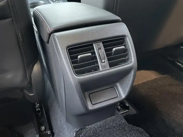 ホンダ シビック e:HEV 大阪府 2023(令5)年 0.5万km クリスタルブラックパール ワンオーナー/ホンダセンシング/・衝突軽減ブレーキシステム/・車線維持支援システム/・アダプティブクルーズコントロール/・トラフィックジャムアシスト/・オートハイビーム/・アダプティブドライビングビーム/純正ドライブレコーダー/純正9インチナビ/・Bluetooth/・フルセグTV/BOSEプレミアムサウンドシステム/バックカメラ/ブラインドスポットモニター/ビルトインETC2.0/置くだけ充電/革巻きステアリング/ステアリングスイッチ/パドルシフト/レザー×スウェードコンビシート/パワーシート（前席）/シートヒーター（前席）/純正LEDヘッドライト/フォグランプ/純正18インチアルミホイール/取扱説明書/保証書/記録簿R6.R7