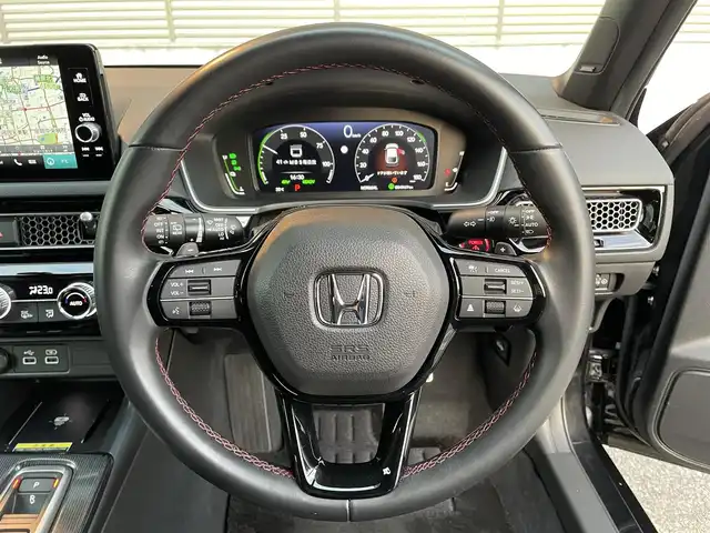 ホンダ シビック e:HEV 大阪府 2023(令5)年 0.5万km クリスタルブラックパール ワンオーナー/ホンダセンシング/・衝突軽減ブレーキシステム/・車線維持支援システム/・アダプティブクルーズコントロール/・トラフィックジャムアシスト/・オートハイビーム/・アダプティブドライビングビーム/純正ドライブレコーダー/純正9インチナビ/・Bluetooth/・フルセグTV/BOSEプレミアムサウンドシステム/バックカメラ/ブラインドスポットモニター/ビルトインETC2.0/置くだけ充電/革巻きステアリング/ステアリングスイッチ/パドルシフト/レザー×スウェードコンビシート/パワーシート（前席）/シートヒーター（前席）/純正LEDヘッドライト/フォグランプ/純正18インチアルミホイール/取扱説明書/保証書/記録簿R6.R7