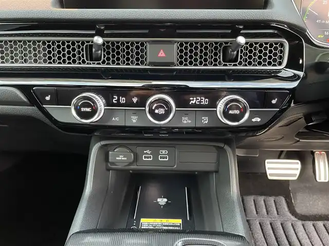 ホンダ シビック e:HEV 大阪府 2023(令5)年 0.5万km クリスタルブラックパール ワンオーナー/ホンダセンシング/・衝突軽減ブレーキシステム/・車線維持支援システム/・アダプティブクルーズコントロール/・トラフィックジャムアシスト/・オートハイビーム/・アダプティブドライビングビーム/純正ドライブレコーダー/純正9インチナビ/・Bluetooth/・フルセグTV/BOSEプレミアムサウンドシステム/バックカメラ/ブラインドスポットモニター/ビルトインETC2.0/置くだけ充電/革巻きステアリング/ステアリングスイッチ/パドルシフト/レザー×スウェードコンビシート/パワーシート（前席）/シートヒーター（前席）/純正LEDヘッドライト/フォグランプ/純正18インチアルミホイール/取扱説明書/保証書/記録簿R6.R7