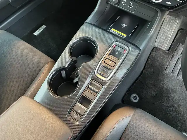 ホンダ シビック e:HEV 大阪府 2023(令5)年 0.5万km クリスタルブラックパール ワンオーナー/ホンダセンシング/・衝突軽減ブレーキシステム/・車線維持支援システム/・アダプティブクルーズコントロール/・トラフィックジャムアシスト/・オートハイビーム/・アダプティブドライビングビーム/純正ドライブレコーダー/純正9インチナビ/・Bluetooth/・フルセグTV/BOSEプレミアムサウンドシステム/バックカメラ/ブラインドスポットモニター/ビルトインETC2.0/置くだけ充電/革巻きステアリング/ステアリングスイッチ/パドルシフト/レザー×スウェードコンビシート/パワーシート（前席）/シートヒーター（前席）/純正LEDヘッドライト/フォグランプ/純正18インチアルミホイール/取扱説明書/保証書/記録簿R6.R7