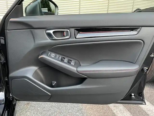 ホンダ シビック e:HEV 大阪府 2023(令5)年 0.5万km クリスタルブラックパール ワンオーナー/ホンダセンシング/・衝突軽減ブレーキシステム/・車線維持支援システム/・アダプティブクルーズコントロール/・トラフィックジャムアシスト/・オートハイビーム/・アダプティブドライビングビーム/純正ドライブレコーダー/純正9インチナビ/・Bluetooth/・フルセグTV/BOSEプレミアムサウンドシステム/バックカメラ/ブラインドスポットモニター/ビルトインETC2.0/置くだけ充電/革巻きステアリング/ステアリングスイッチ/パドルシフト/レザー×スウェードコンビシート/パワーシート（前席）/シートヒーター（前席）/純正LEDヘッドライト/フォグランプ/純正18インチアルミホイール/取扱説明書/保証書/記録簿R6.R7