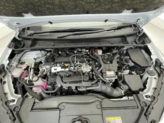 トヨタ プリウス Z 滋賀県 2023(令5)年 0.9万km プラチナホワイトパールマイカ 純正12.3型ナビ/（フルセグTV/BT/USB/Miracast/AppleCarplay）/トヨタセーフティセンス/・プリクラッシュセーフティ/・レーダークルーズコントロール（全車速追従）/・レーントレーシングアシスト（LTA）/・ロードサインアシスト/・アダプティブハイビームシステム/・オートマチックハイビーム/・パーキングサポートブレーキ（前後方・静止物）/・トヨタ チームメイト［アドバンストパーク］/・ブラインドスポットモニター（BSM）/・安心降車アシスト/・後方車両接近告知/・周辺車両接近時サポート/パノラミックビューモニター/ビルトインETC2.0/前後ドライブレコーダー/デジタルインナーミラー/クリアランスソナー/レザーシート/D席パワーシート/前席シートヒーター/シートベンチレーション/ステアリングヒーター/AC100V/LEDヘッドライト/純正フロアマット/モデリスタ17インチAW