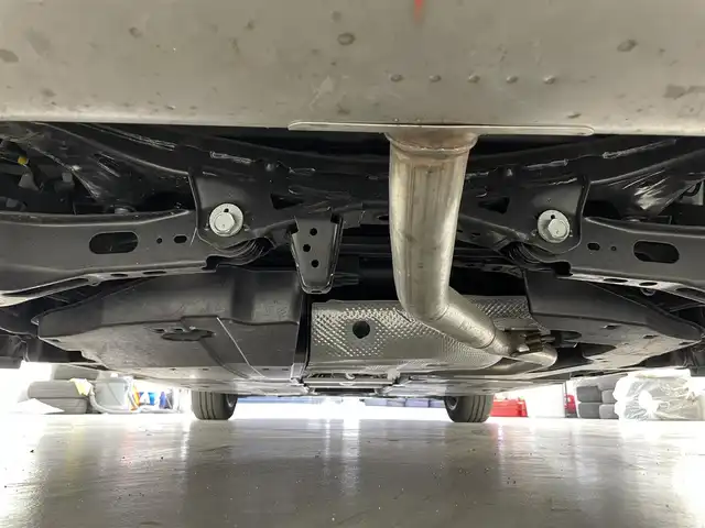 トヨタ プリウス Z 滋賀県 2023(令5)年 0.9万km プラチナホワイトパールマイカ 純正12.3型ナビ/（フルセグTV/BT/USB/Miracast/AppleCarplay）/トヨタセーフティセンス/・プリクラッシュセーフティ/・レーダークルーズコントロール（全車速追従）/・レーントレーシングアシスト（LTA）/・ロードサインアシスト/・アダプティブハイビームシステム/・オートマチックハイビーム/・パーキングサポートブレーキ（前後方・静止物）/・トヨタ チームメイト［アドバンストパーク］/・ブラインドスポットモニター（BSM）/・安心降車アシスト/・後方車両接近告知/・周辺車両接近時サポート/パノラミックビューモニター/ビルトインETC2.0/前後ドライブレコーダー/デジタルインナーミラー/クリアランスソナー/レザーシート/D席パワーシート/前席シートヒーター/シートベンチレーション/ステアリングヒーター/AC100V/LEDヘッドライト/純正フロアマット/モデリスタ17インチAW