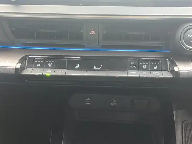 トヨタ プリウス Z 滋賀県 2023(令5)年 0.9万km プラチナホワイトパールマイカ 純正12.3型ナビ/（フルセグTV/BT/USB/Miracast/AppleCarplay）/トヨタセーフティセンス/・プリクラッシュセーフティ/・レーダークルーズコントロール（全車速追従）/・レーントレーシングアシスト（LTA）/・ロードサインアシスト/・アダプティブハイビームシステム/・オートマチックハイビーム/・パーキングサポートブレーキ（前後方・静止物）/・トヨタ チームメイト［アドバンストパーク］/・ブラインドスポットモニター（BSM）/・安心降車アシスト/・後方車両接近告知/・周辺車両接近時サポート/パノラミックビューモニター/ビルトインETC2.0/前後ドライブレコーダー/デジタルインナーミラー/クリアランスソナー/レザーシート/D席パワーシート/前席シートヒーター/シートベンチレーション/ステアリングヒーター/AC100V/LEDヘッドライト/純正フロアマット/モデリスタ17インチAW